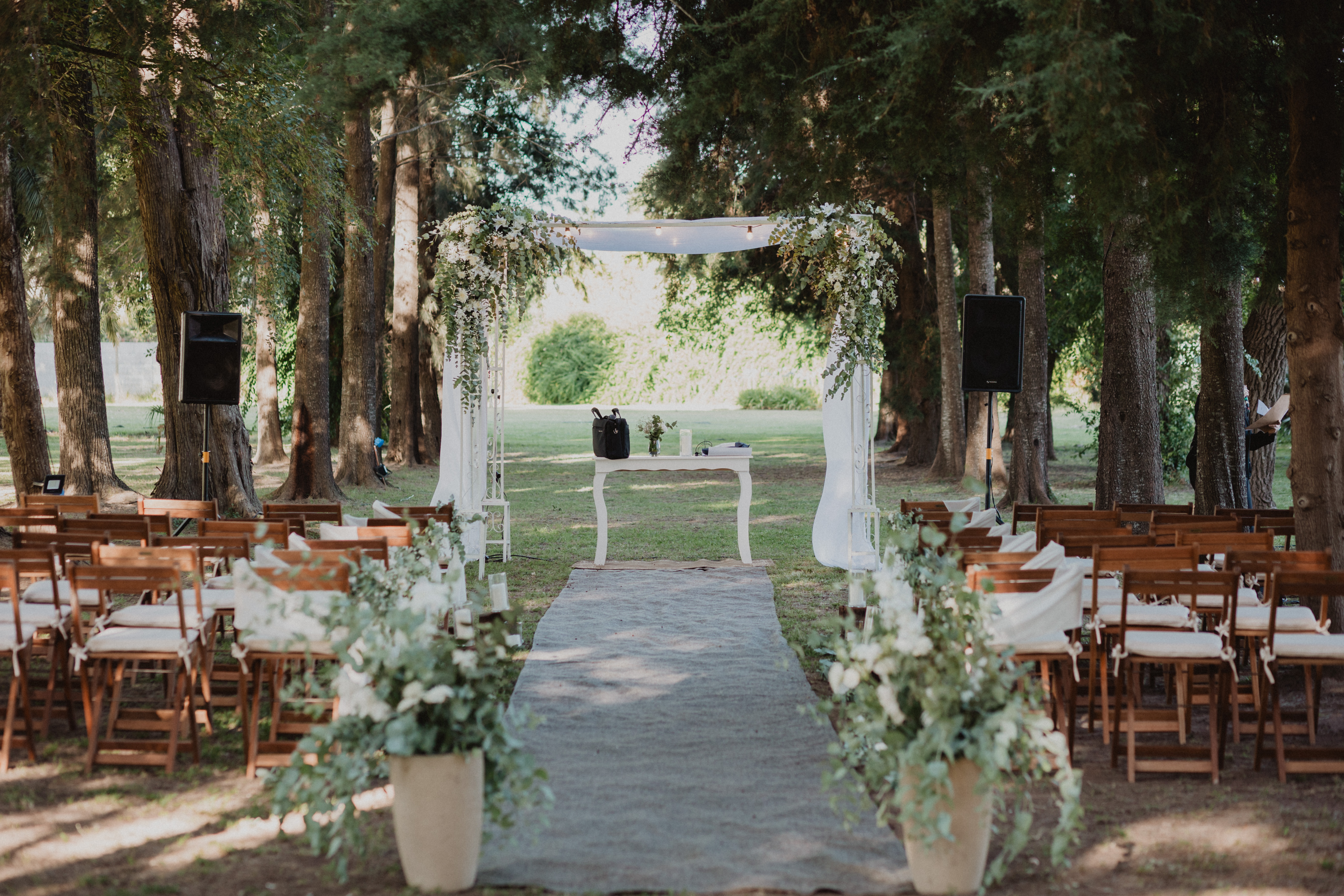 Pareja de novios en ceremonia de boda rodeada de naturaleza
